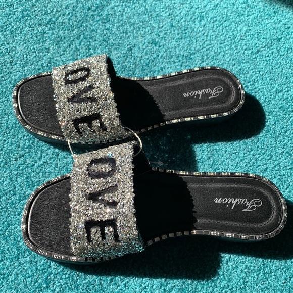 Women's LOVE Beach Flip Flop Slides - BNWOT - Picture 5 of 9